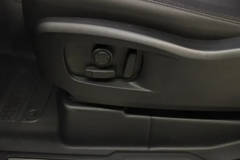 Land Rover Defender din 2024 cu 25.000 km - oferta LAN142820 - foto 4