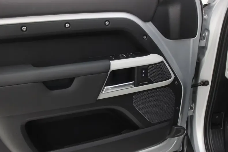 Land Rover Defender din 2024 cu 25.000 km - oferta LAN142820 - foto 5