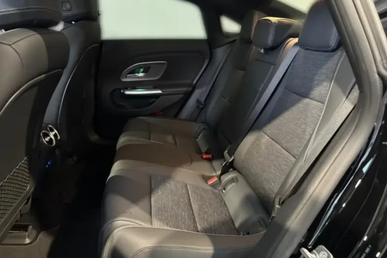 Mercedes-Benz CLA 350 din 2025 cu 9.900 km - oferta MER142837 - foto 8