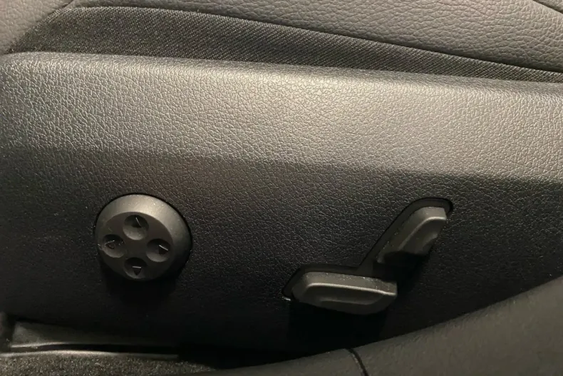 Mercedes-Benz E 200 din 2024 cu 9.854 km - oferta MER142971 - foto 12