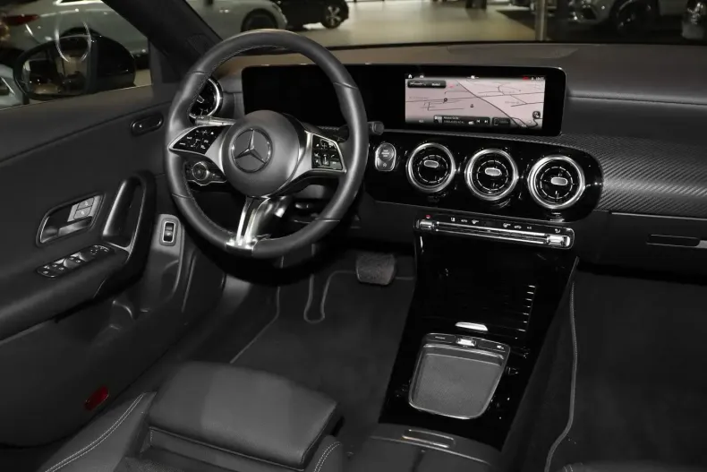 Mercedes-Benz CLA 180 din 2024 cu 14.705 km - oferta MER143006 - foto 7