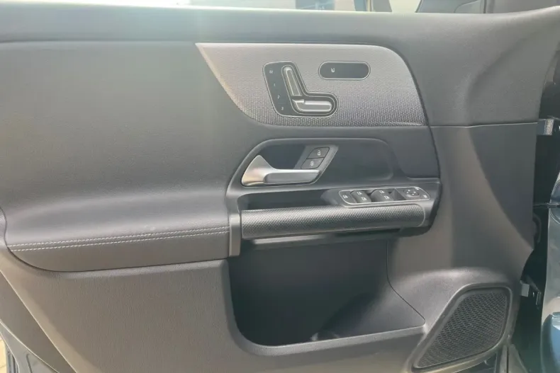 Mercedes-Benz GLA 200 din 2022 cu 41.998 km - oferta MER143047 - foto 10