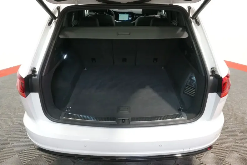 Volkswagen Touareg din 2022 cu 33.652 km - oferta VOL143249 - foto 38