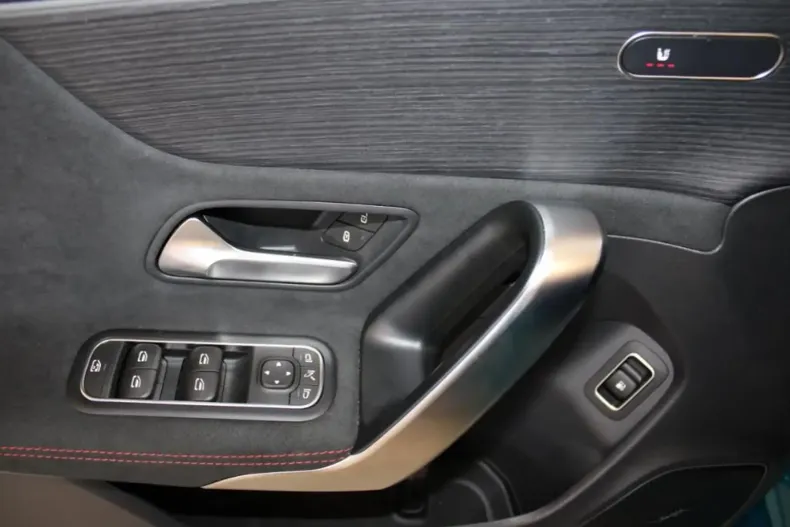 Mercedes-Benz CLA 250 din 2024 cu 15.029 km - oferta MER143468 - foto 10