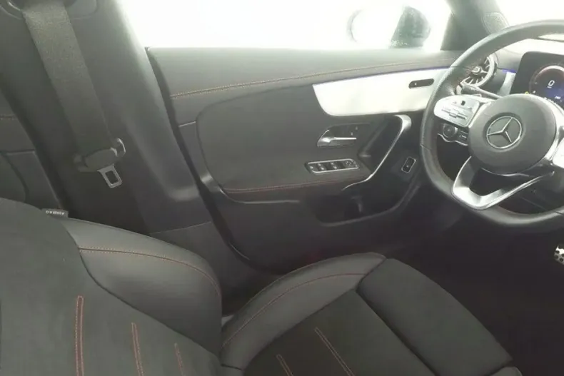 Mercedes-Benz CLA 250 din 2023 cu 37.874 km - oferta MER143472 - foto 8