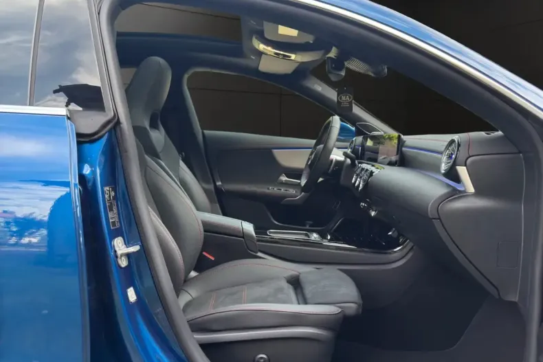 Mercedes-Benz CLA 200 din 2024 cu 4.000 km - oferta MER144053 - foto 18