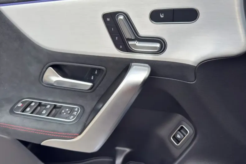 Mercedes-Benz CLA 200 din 2024 cu 4.000 km - oferta MER144053 - foto 20