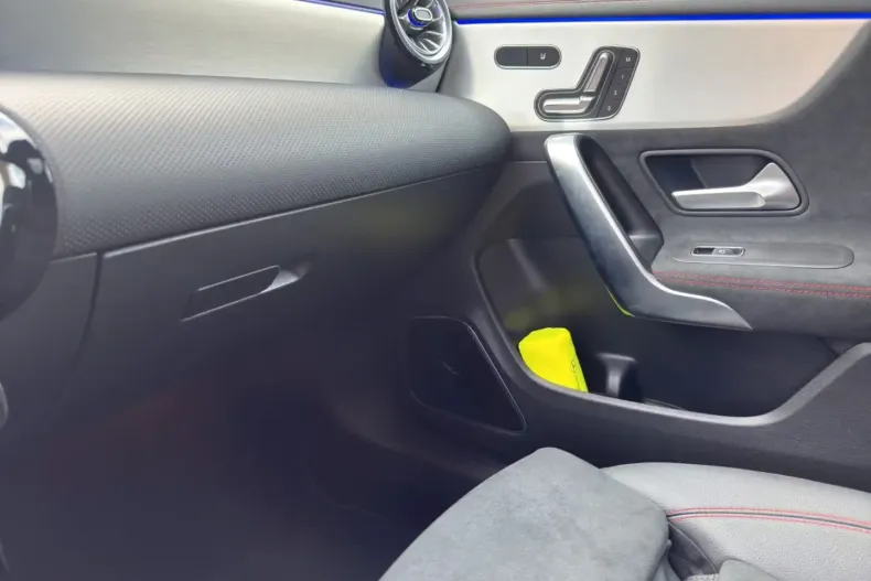 Mercedes-Benz CLA 200 din 2024 cu 4.000 km - oferta MER144053 - foto 21