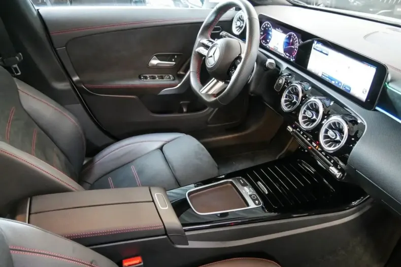 Mercedes-Benz CLA 250 din 2024 cu 15.990 km - oferta MER144221 - foto 3