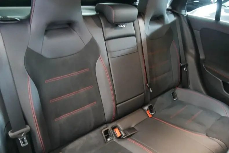 Mercedes-Benz CLA 250 din 2024 cu 15.990 km - oferta MER144221 - foto 4