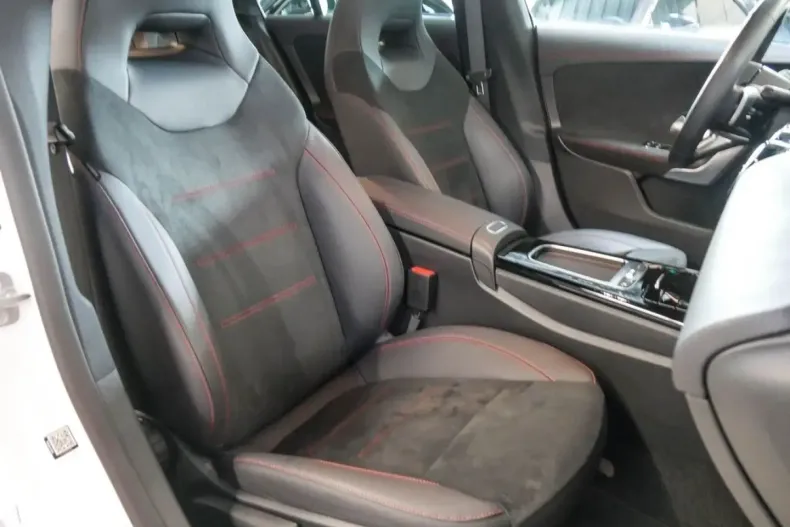 Mercedes-Benz CLA 250 din 2024 cu 15.990 km - oferta MER144221 - foto 6