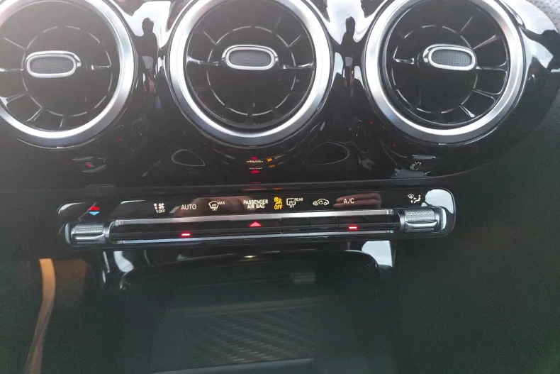 Mercedes-Benz CLA din 2020 cu 53.491 km - oferta MER144630 - foto 24