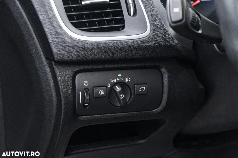 Volvo V40 din 2020 cu 175.583 km - oferta VOL144750 - foto 29