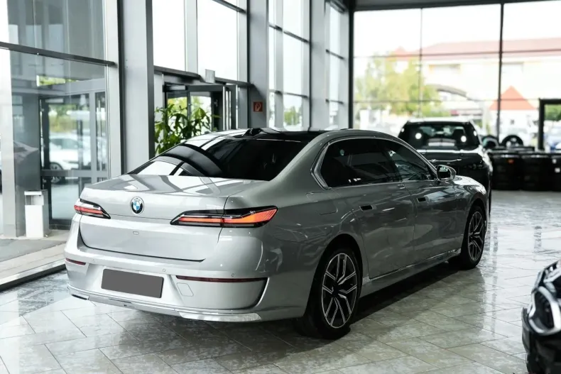 BMW Seria 7 din 2024 cu 17.800 km - oferta BMW145275 - foto 6