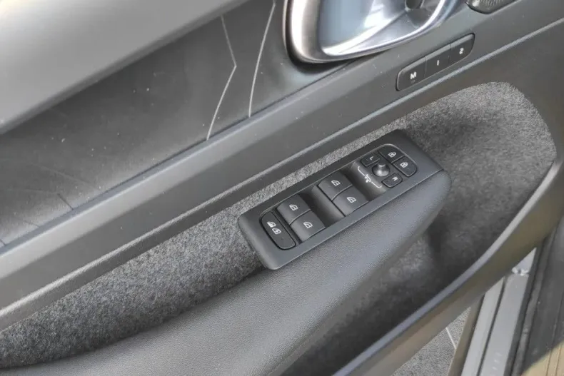 Volvo XC40 din 2025 cu 7 km - oferta VOL145441 - foto 14