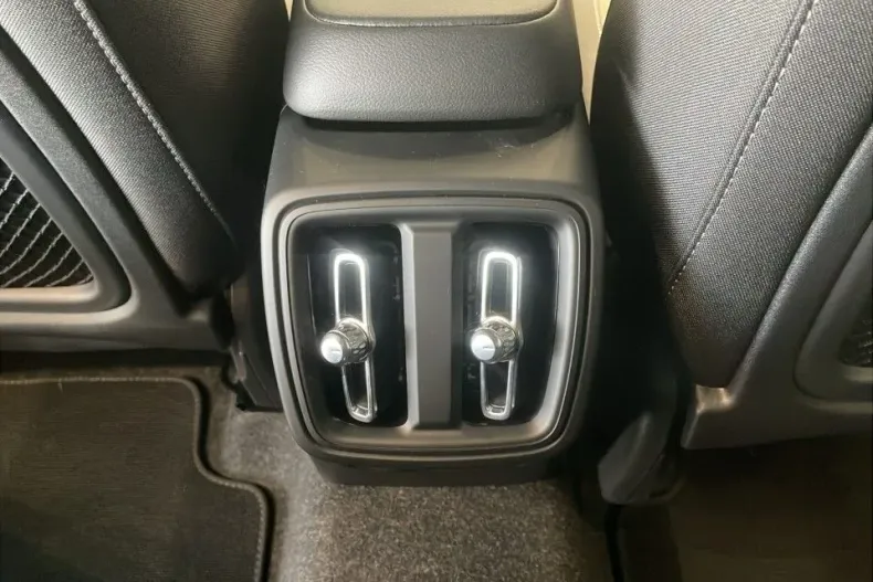 Volvo XC40 din 2025 cu 1 km - oferta VOL145442 - foto 13