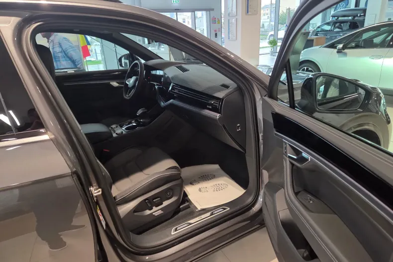 Volkswagen Touareg din 2025 cu 5 km - oferta VOL145484 - foto 17