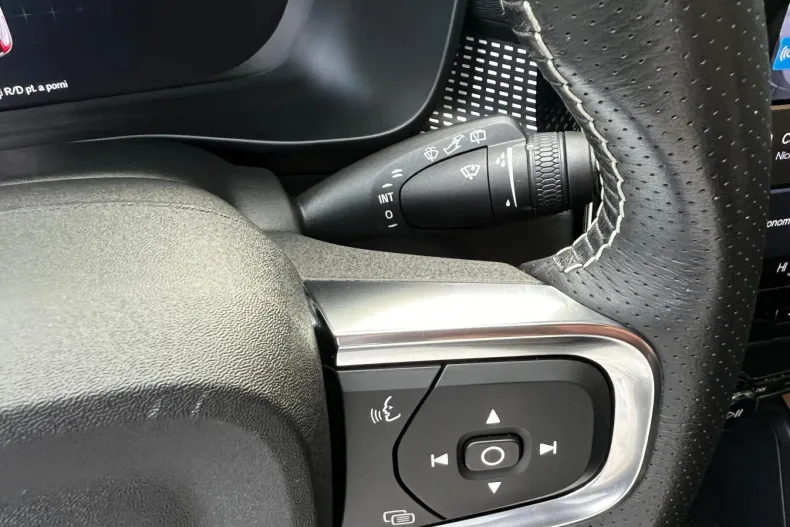 Volvo XC40 din 2021 cu 121.985 km - oferta VOL145514 - foto 23