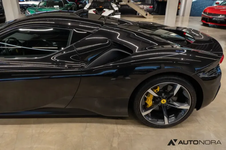 Ferrari SF90 din 2022 cu 10.000 km - oferta FER146023 - foto 29