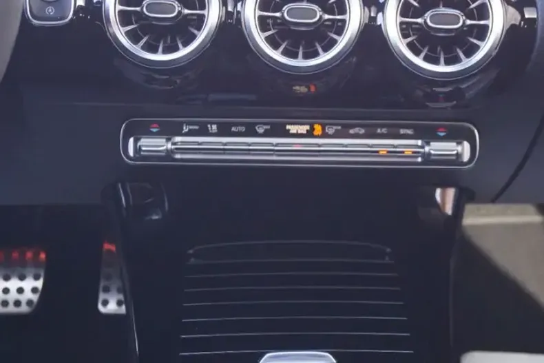 Mercedes-Benz CLA 250 din 2021 cu 63.000 km - oferta MER146166 - foto 13