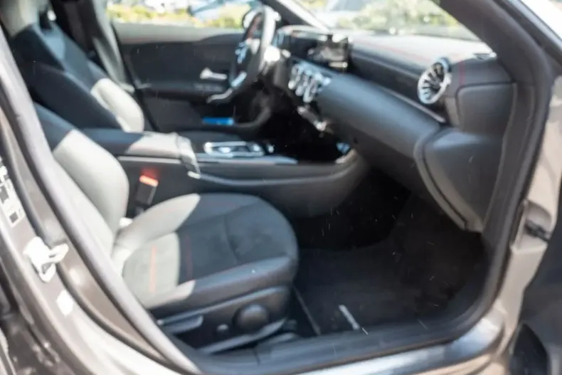 Mercedes-Benz CLA 180 din 2025 cu 12.000 km - oferta MER146462 - foto 2