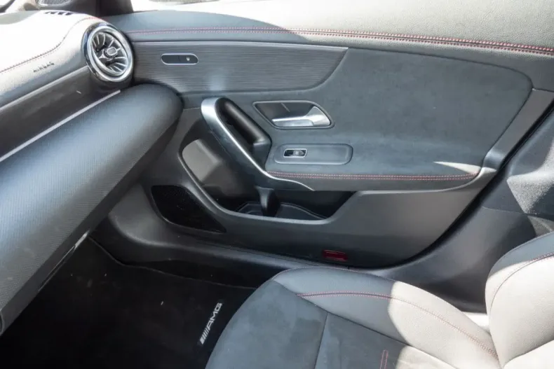 Mercedes-Benz CLA 180 din 2025 cu 12.000 km - oferta MER146462 - foto 12