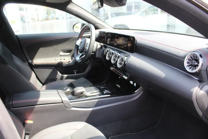 Mercedes-Benz CLA 200 din 2023 cu 43.900 km - oferta MER146468 - foto 8