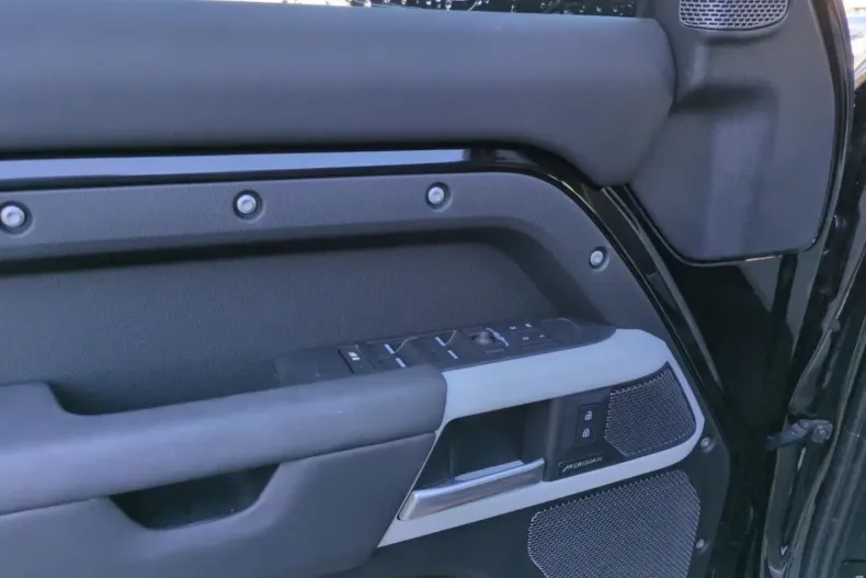 Land Rover Defender din 2023 cu 35.137 km - oferta LAN146593 - foto 8