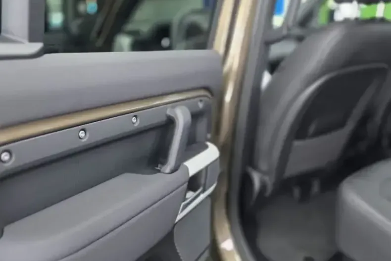 Land Rover Defender din 2023 cu 53.000 km - oferta LAN146599 - foto 12