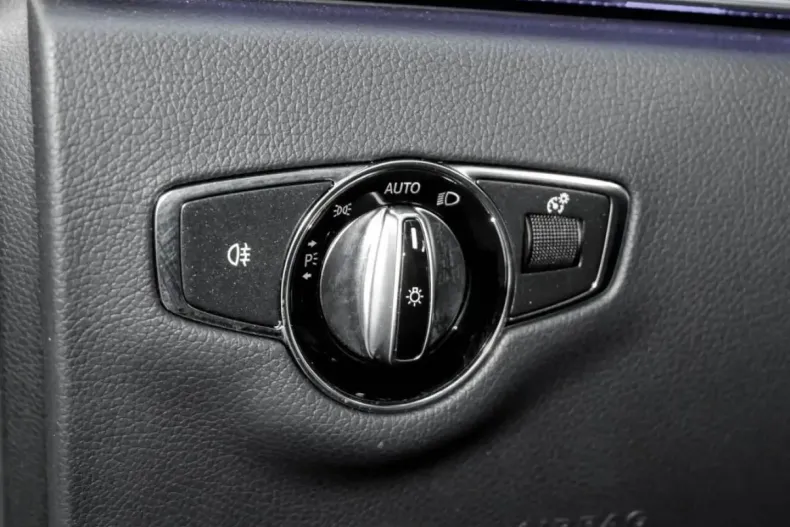 Mercedes-Benz E 300 din 2022 cu 78.014 km - oferta MER146673 - foto 19