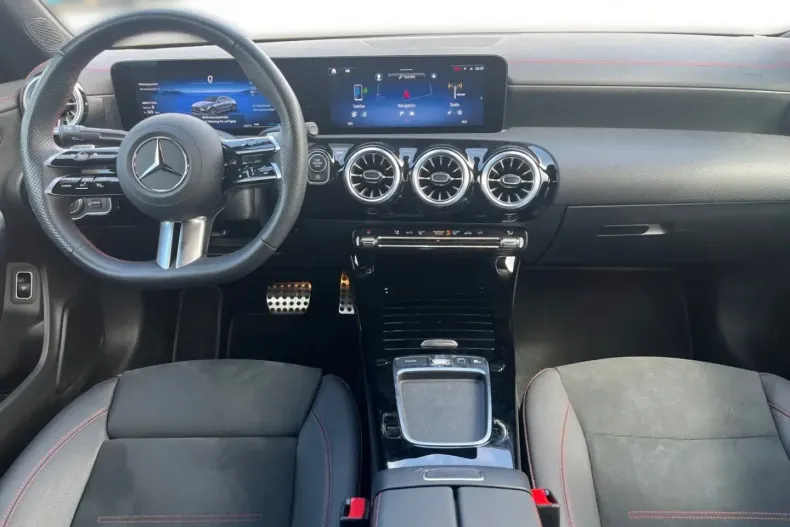 Mercedes-Benz CLA 180 din 2024 cu 18.786 km - oferta MER146679 - foto 8