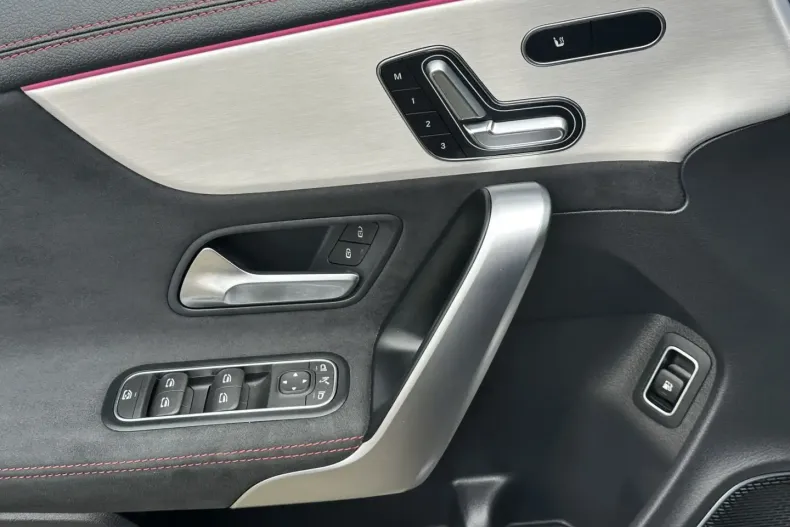 Mercedes-Benz CLA 250 din 2024 cu 14.912 km - oferta MER146691 - foto 14