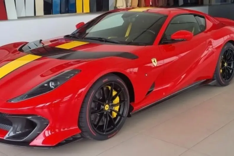 Ferrari 812 din 2022 cu 4.000 km - oferta FER146764 - foto 4