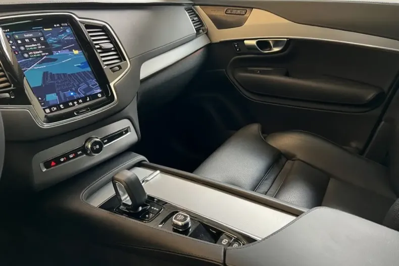 Volvo XC90 din 2023 cu 48.667 km - oferta VOL146784 - foto 24