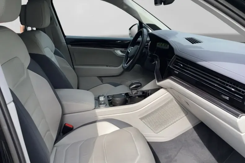 Volkswagen Touareg din 2023 cu 51.810 km - oferta VOL146981 - foto 3