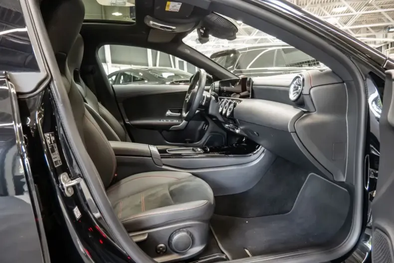 Mercedes-Benz CLA 220 din 2024 cu 21.411 km - oferta MER147368 - foto 2