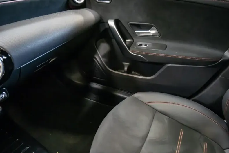 Mercedes-Benz CLA 220 din 2024 cu 21.411 km - oferta MER147368 - foto 12