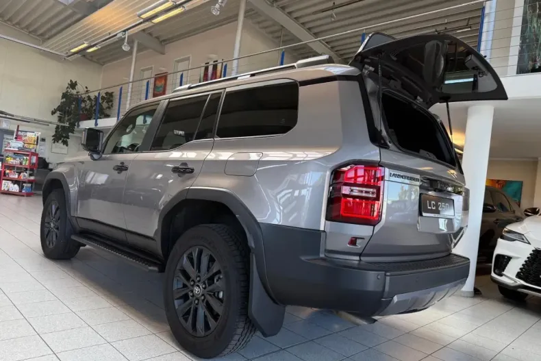 Toyota Land Cruiser din 2024 cu 3.710 km - oferta TOY147383 - foto 7