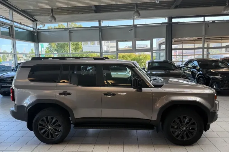 Toyota Land Cruiser din 2024 cu 3.710 km - oferta TOY147383 - foto 8