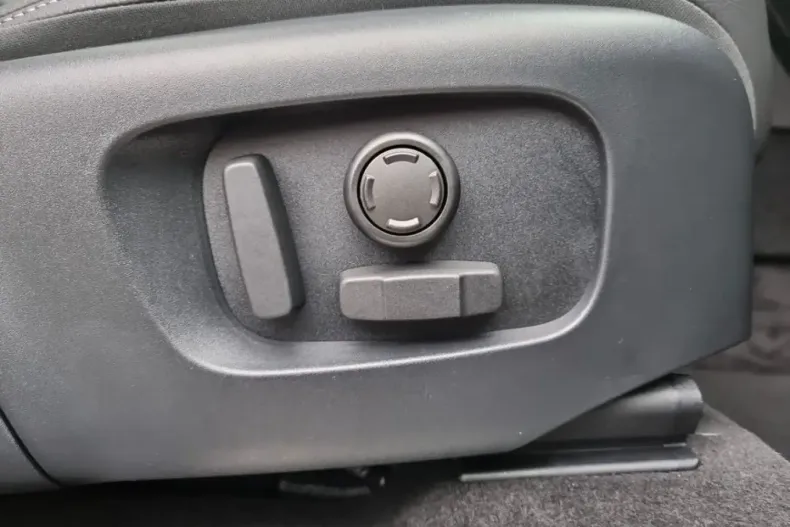 Land Rover Discovery Sport din 2024 cu 14.618 km - oferta LAN147422 - foto 19