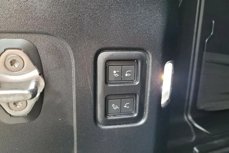 Land Rover Defender din 2023 cu 18.530 km - oferta LAN147447 - foto 16