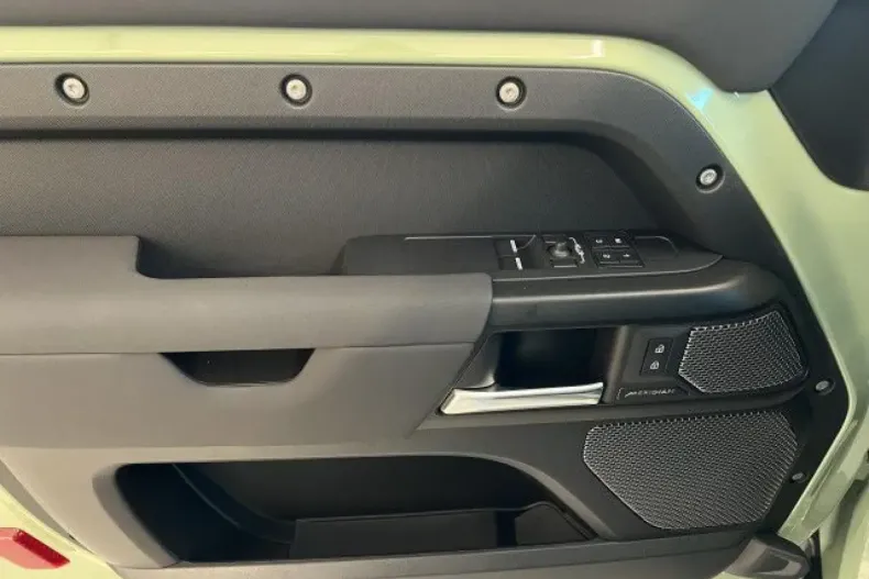 Land Rover Defender din 2023 cu 11.500 km - oferta LAN147454 - foto 10