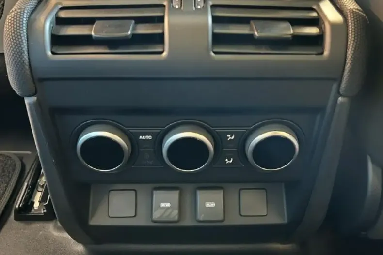 Land Rover Defender din 2023 cu 11.500 km - oferta LAN147454 - foto 12