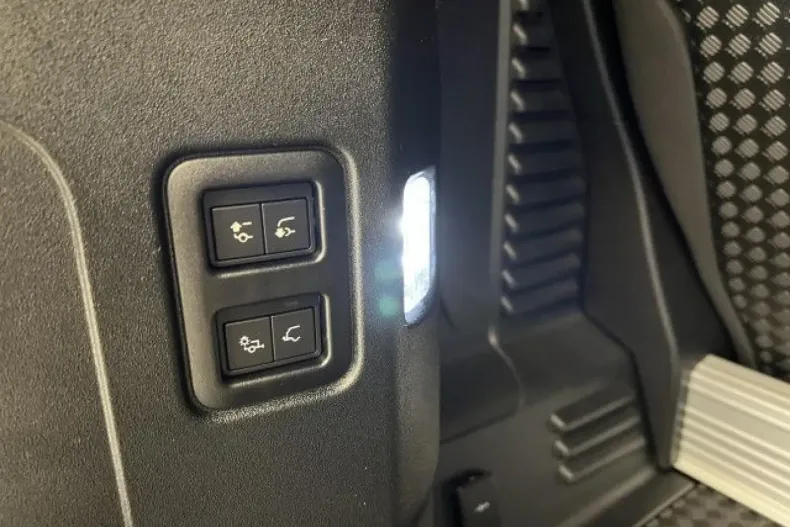 Land Rover Defender din 2023 cu 11.500 km - oferta LAN147454 - foto 14