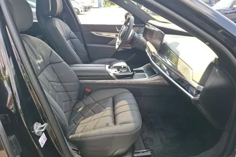 BMW Seria 7 din 2024 cu 8.457 km - oferta BMW147943 - foto 5