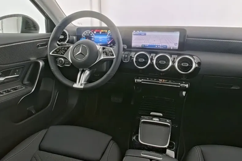 Mercedes-Benz A din 2025 cu 4.363 km - oferta MER148006 - foto 3