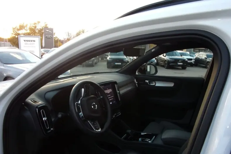 Volvo XC40 din 2024 cu 35.900 km - oferta VOL149018 - foto 4