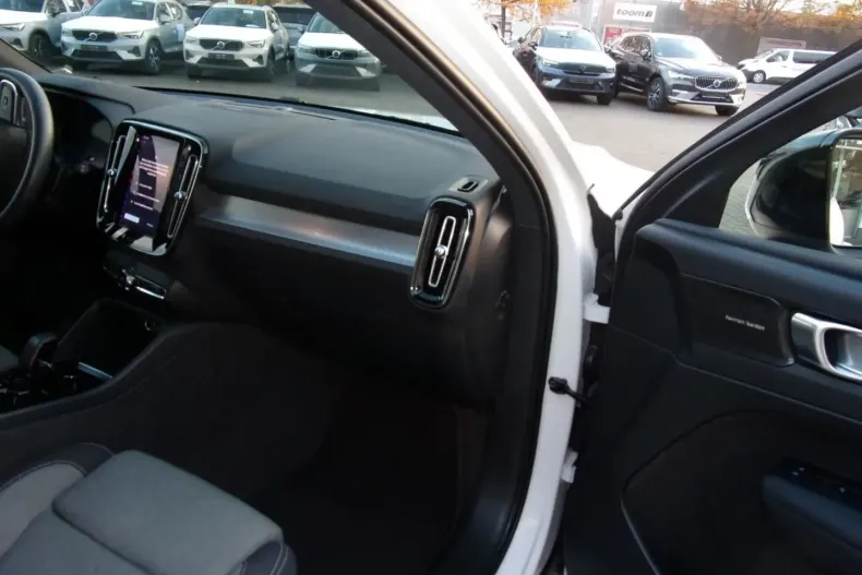 Volvo XC40 din 2024 cu 35.900 km - oferta VOL149018 - foto 14