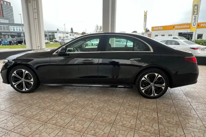 Mercedes-Benz E 400 din 2024 cu 4.396 km - oferta MER149154 - foto 3