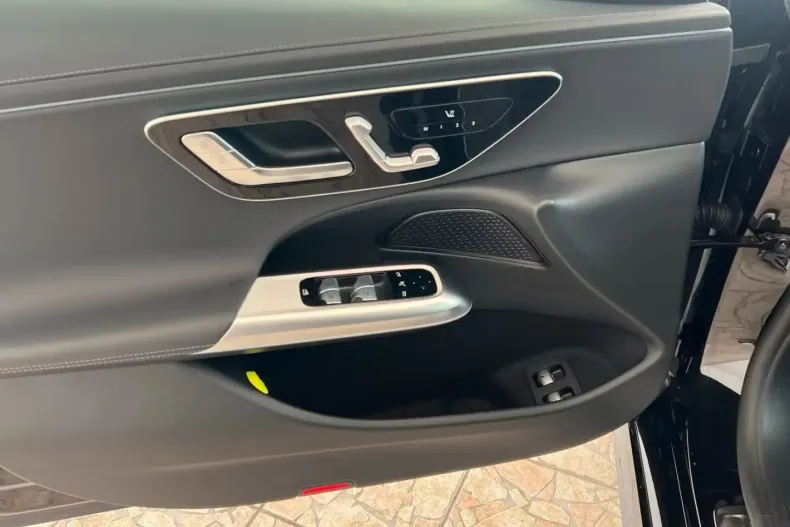 Mercedes-Benz E 400 din 2024 cu 4.396 km - oferta MER149154 - foto 23